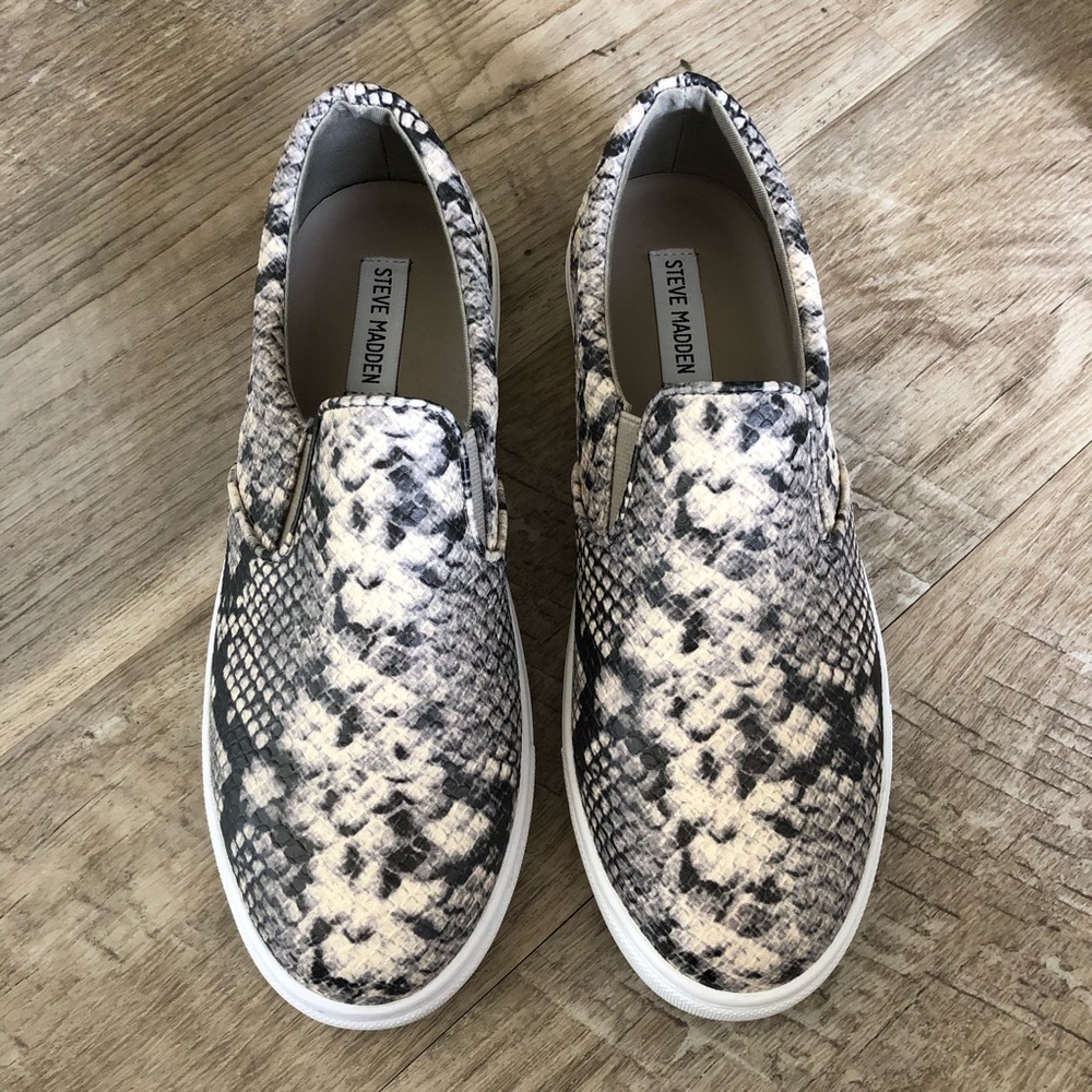 NWOT Steve Madden Snakeskin Slip On.